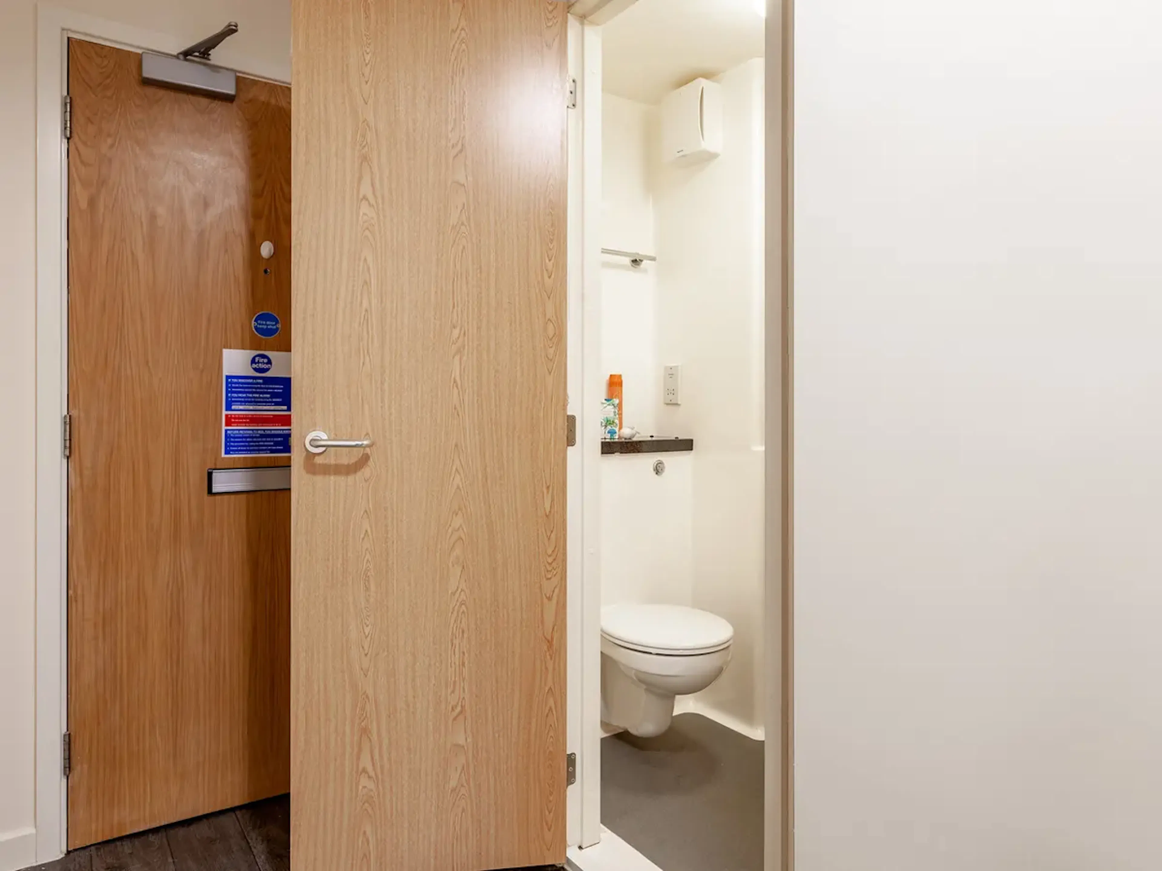 Studio BATHROOM 1