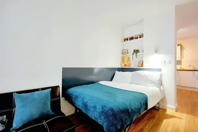 Studio Bronze room image 4