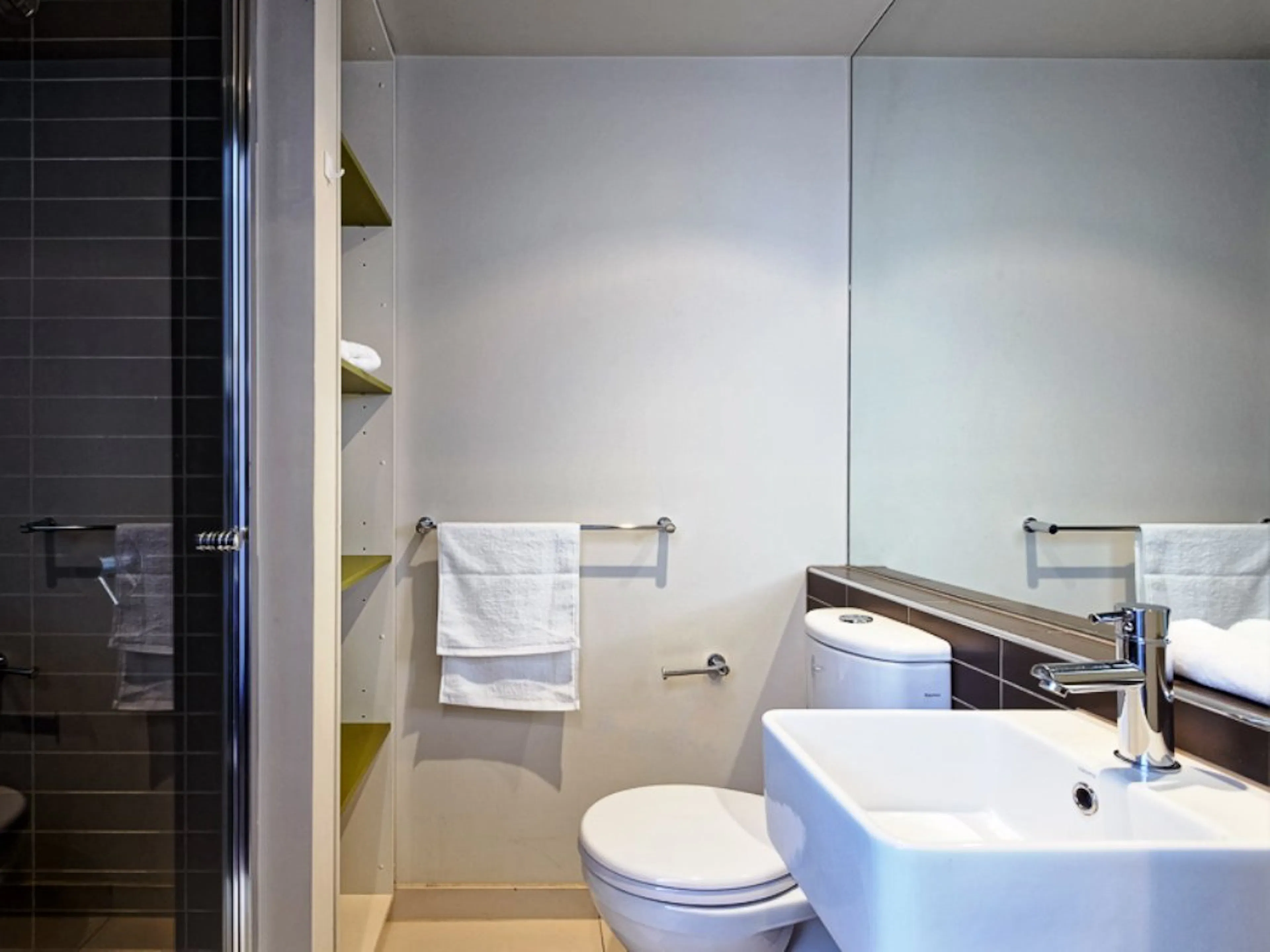Studio Deluxe BATHROOM 2