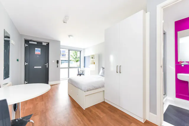 Studio Platinum room image 2