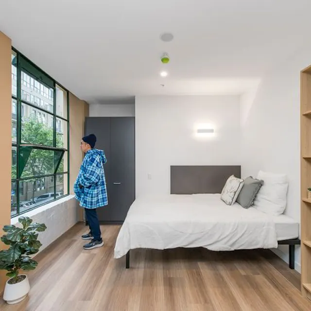 Studio Queen Adaptable room image 1