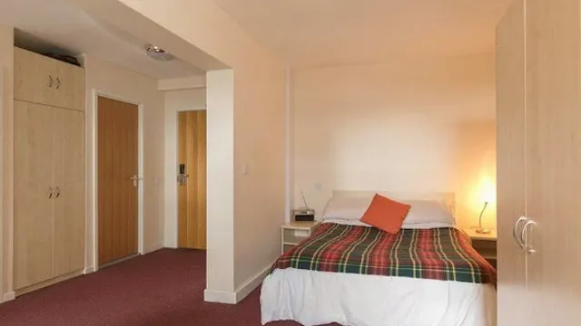 En-suite room image 2