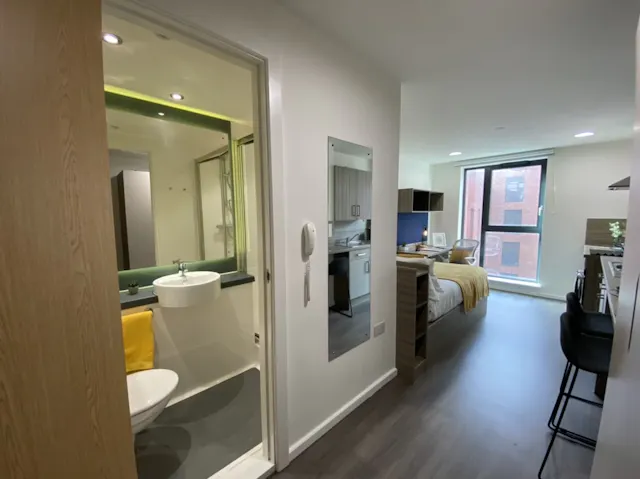Studio-Silver room image 1