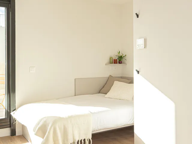 Studio with kitchen & balcony room image 1