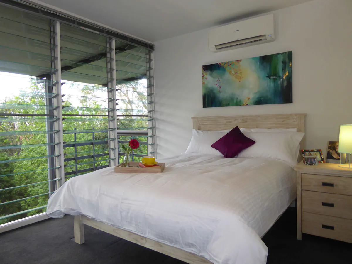 Sunlit Ensuite Room + A/C ROOM