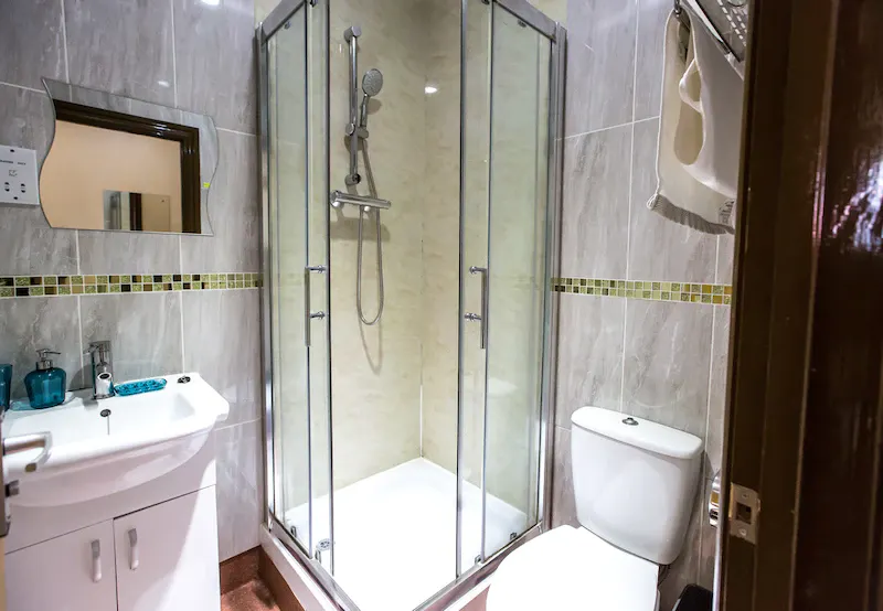 Deluxe Ensuite 2 BATHROOM 3