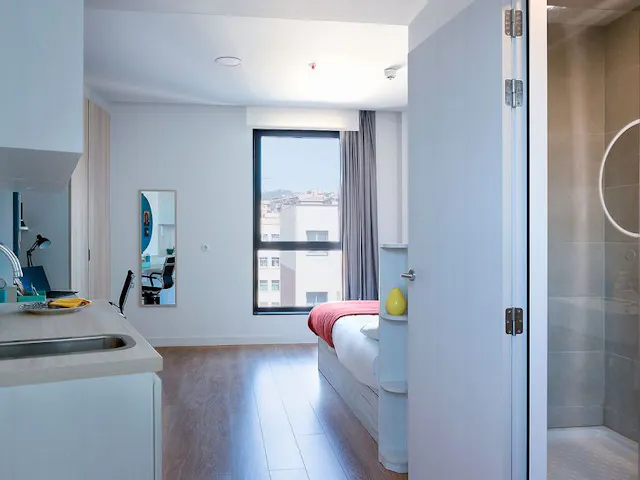 Superior Single In Apartment room image 2