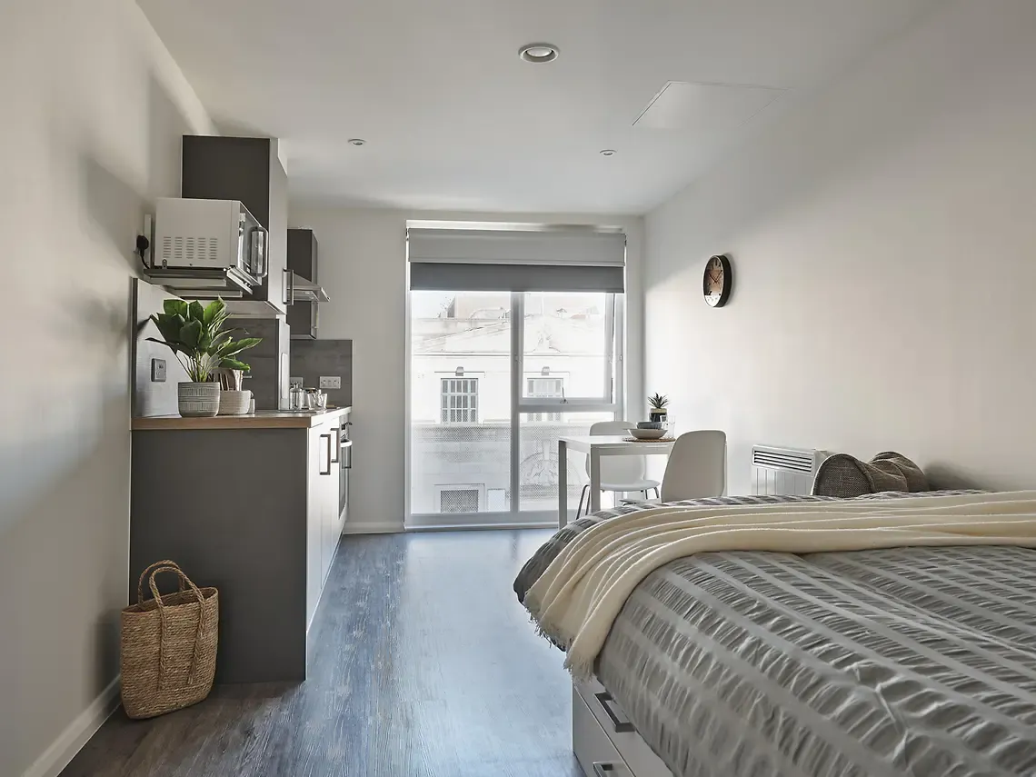 Superior Studio (Floor 4)