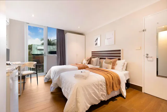 Superior Twin Share room image 3