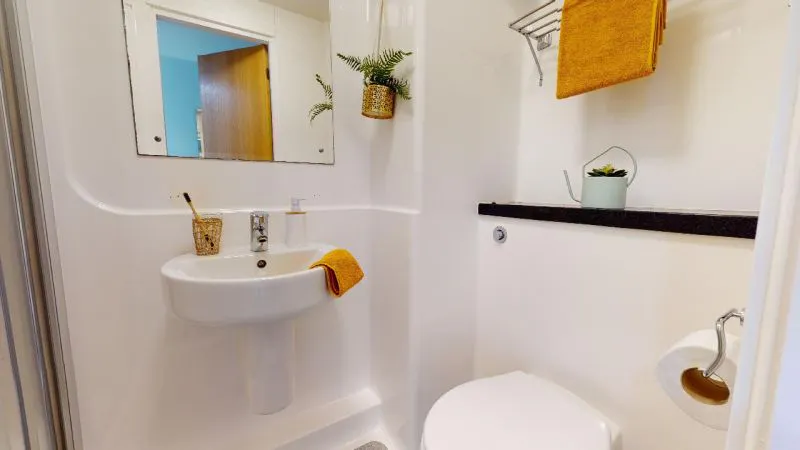Silver En Suite BATHROOM 3