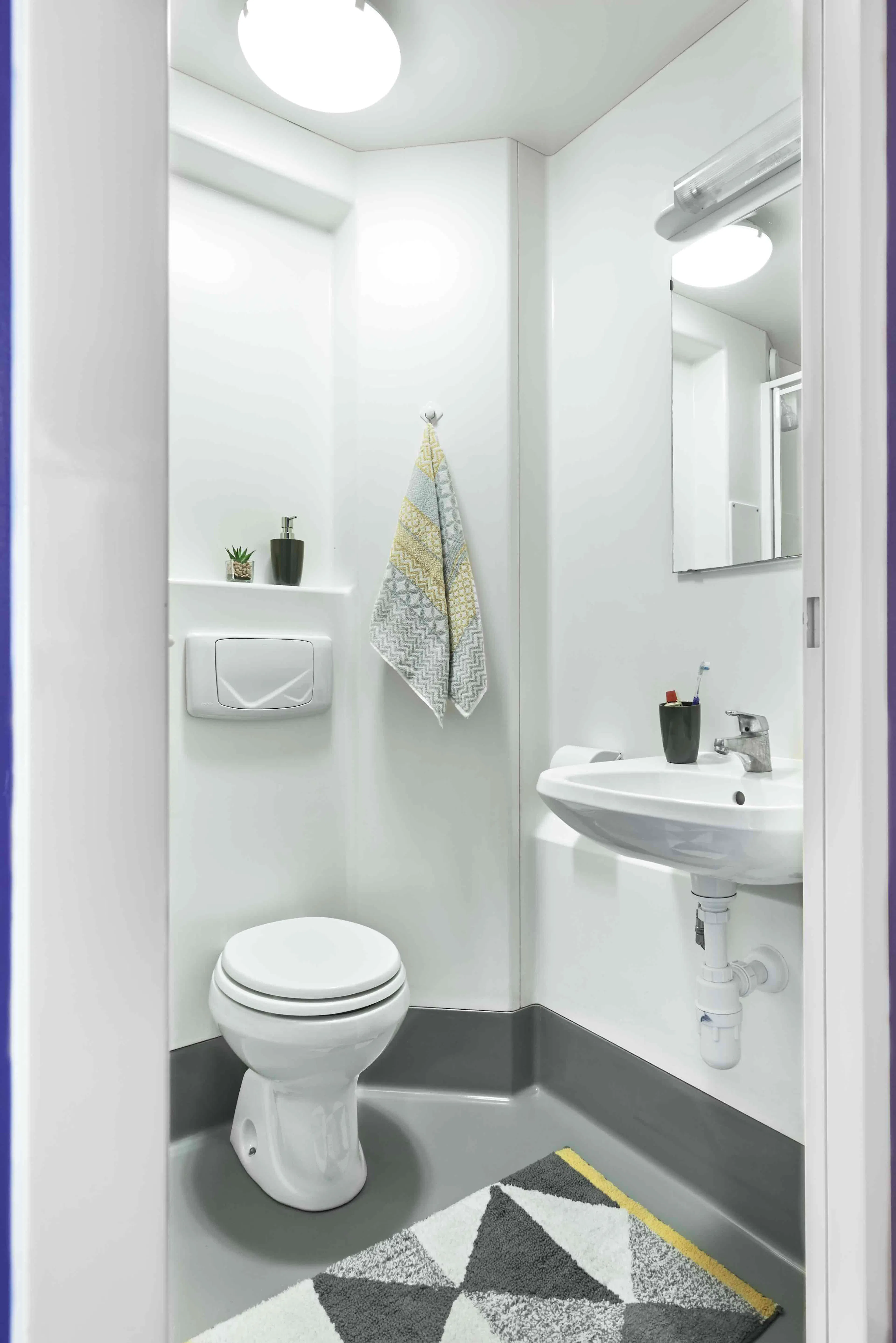 BATHROOM BATHROOM 4