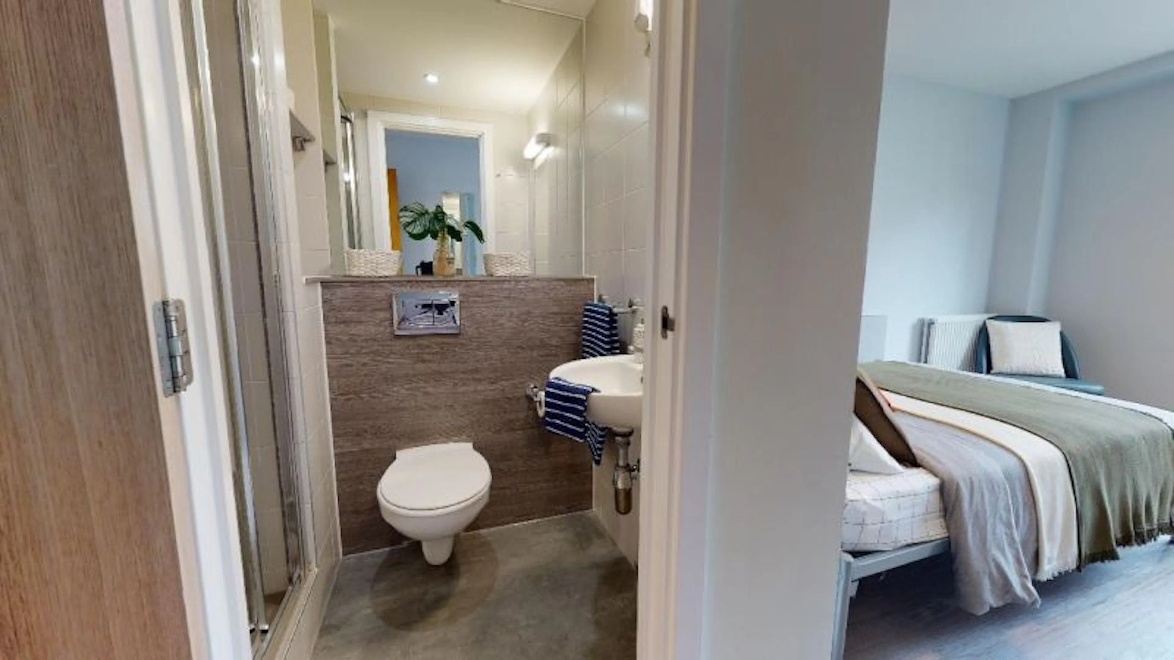 Bronze En Suite Plus BATHROOM 4