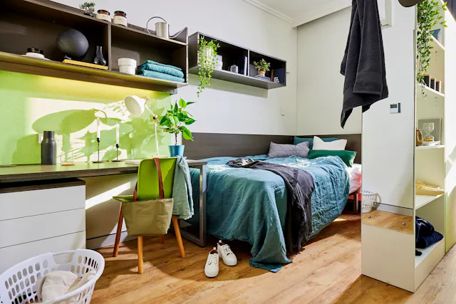 Twin Room in 6 Bed Apartment room image 1