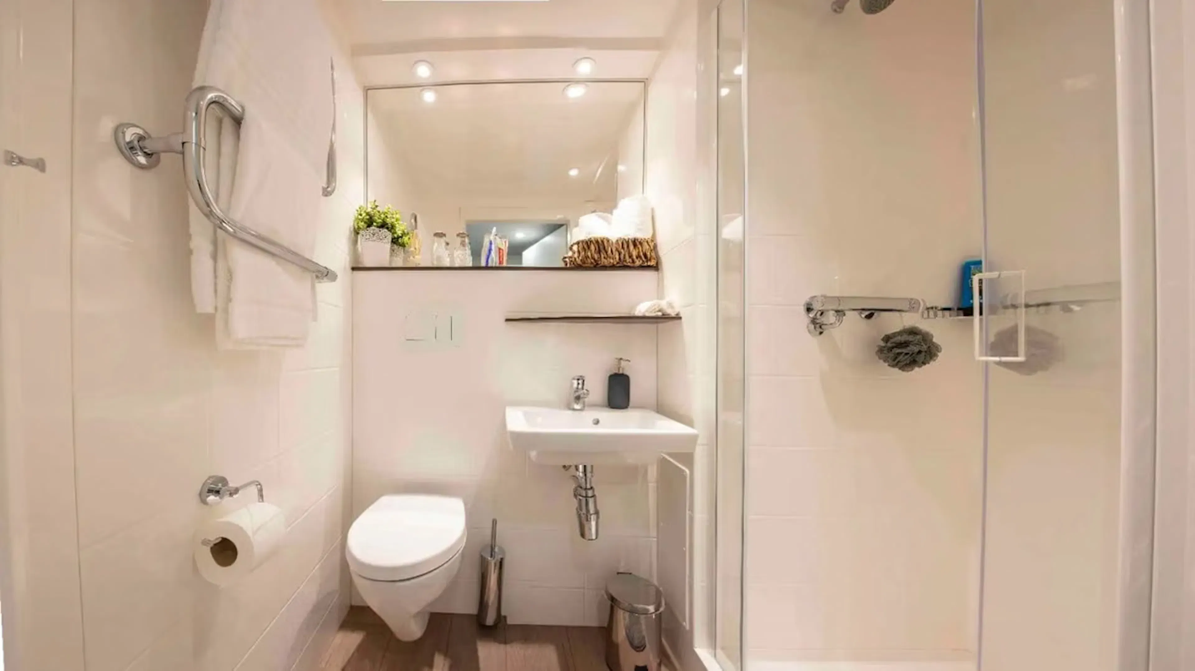 Twin Ensuite Plus BATHROOM 1