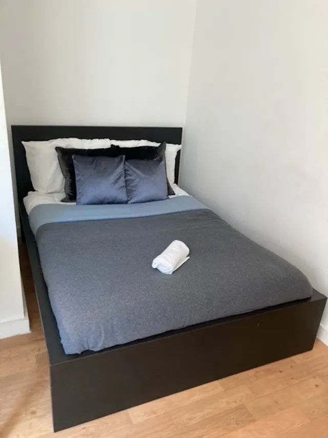 Two Bedroom Apartment with Balcony room image 1