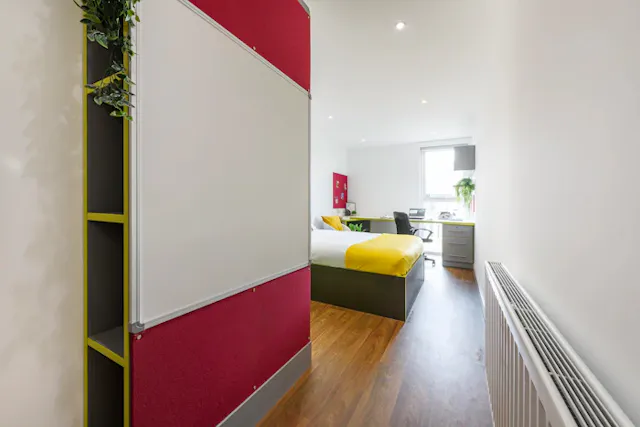 Ensuite Silver Plus room image 3