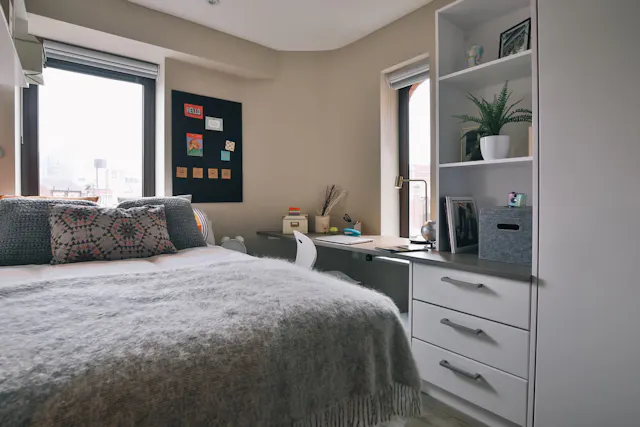 Classic Smaller 2 Bed Apartment - Shared Bathroom room image 2