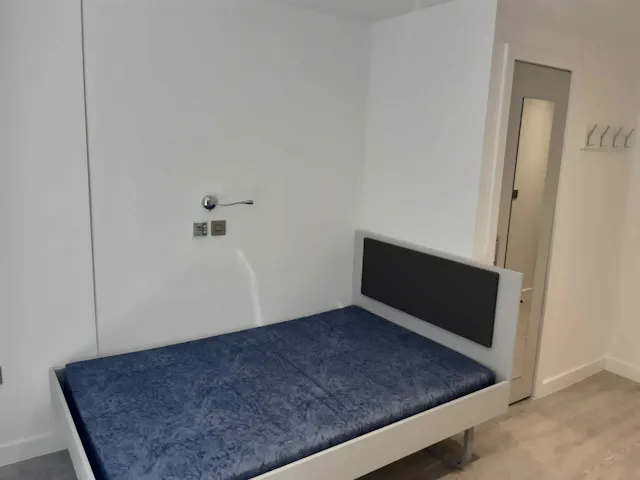 Premium Studio L Shaped room image 7
