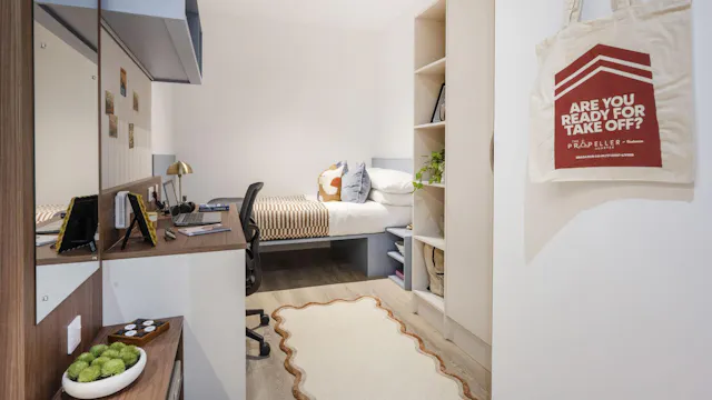 Classic 4 Bed Ensuite room image 3