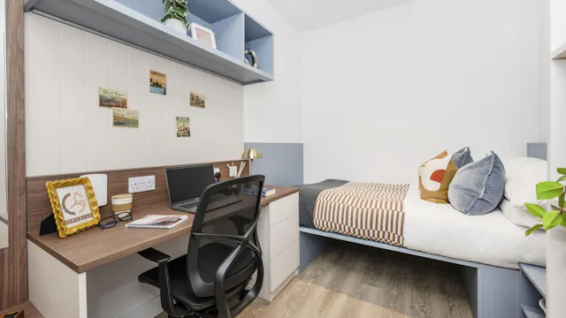 Classic 4 Bed Ensuite room image 2
