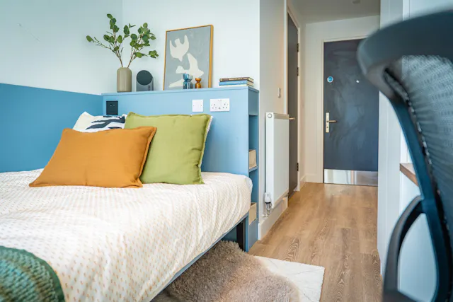 Classic 5 Bed Ensuite room image 1