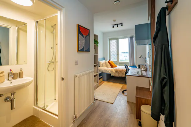 Premium 4 Bed Ensuite room image 3