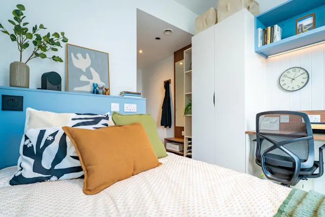 Premium 5 Bed Ensuite room image 1