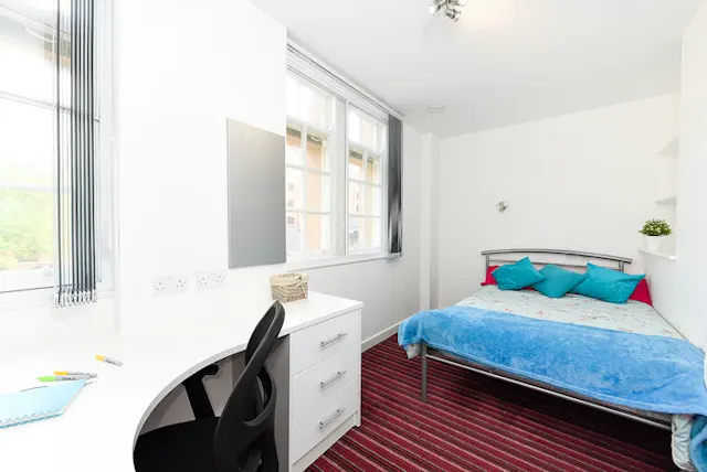 Three Bed Bronze room image 1
