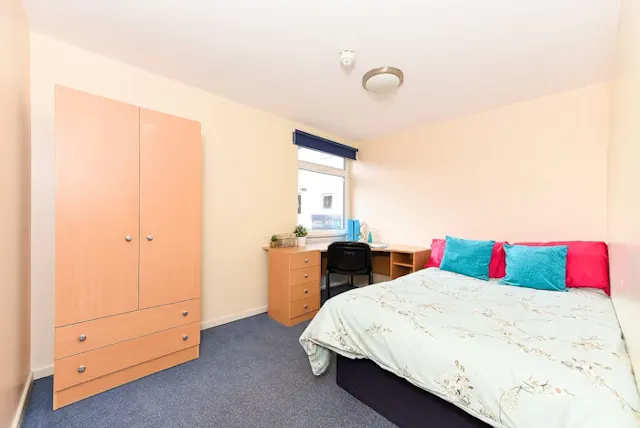 Three Bed Apartment room image 2