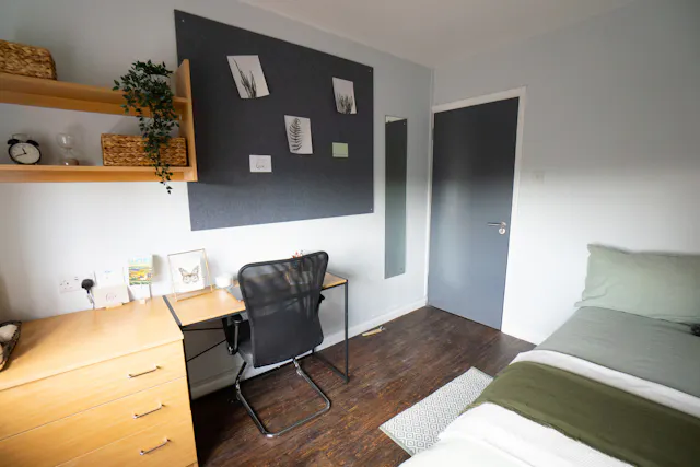 Townhouse room image 2