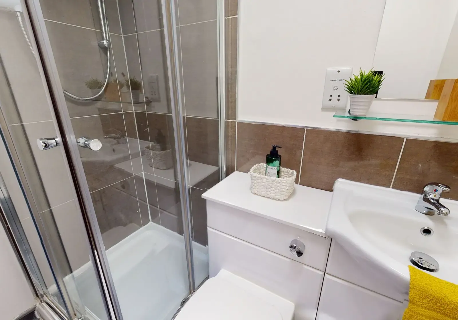 Townhouse Studio BATHROOM 2
