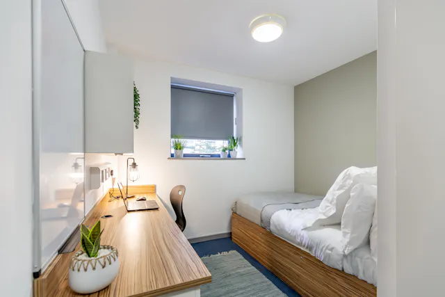 Standard Ensuite (Turner Court) room image 2