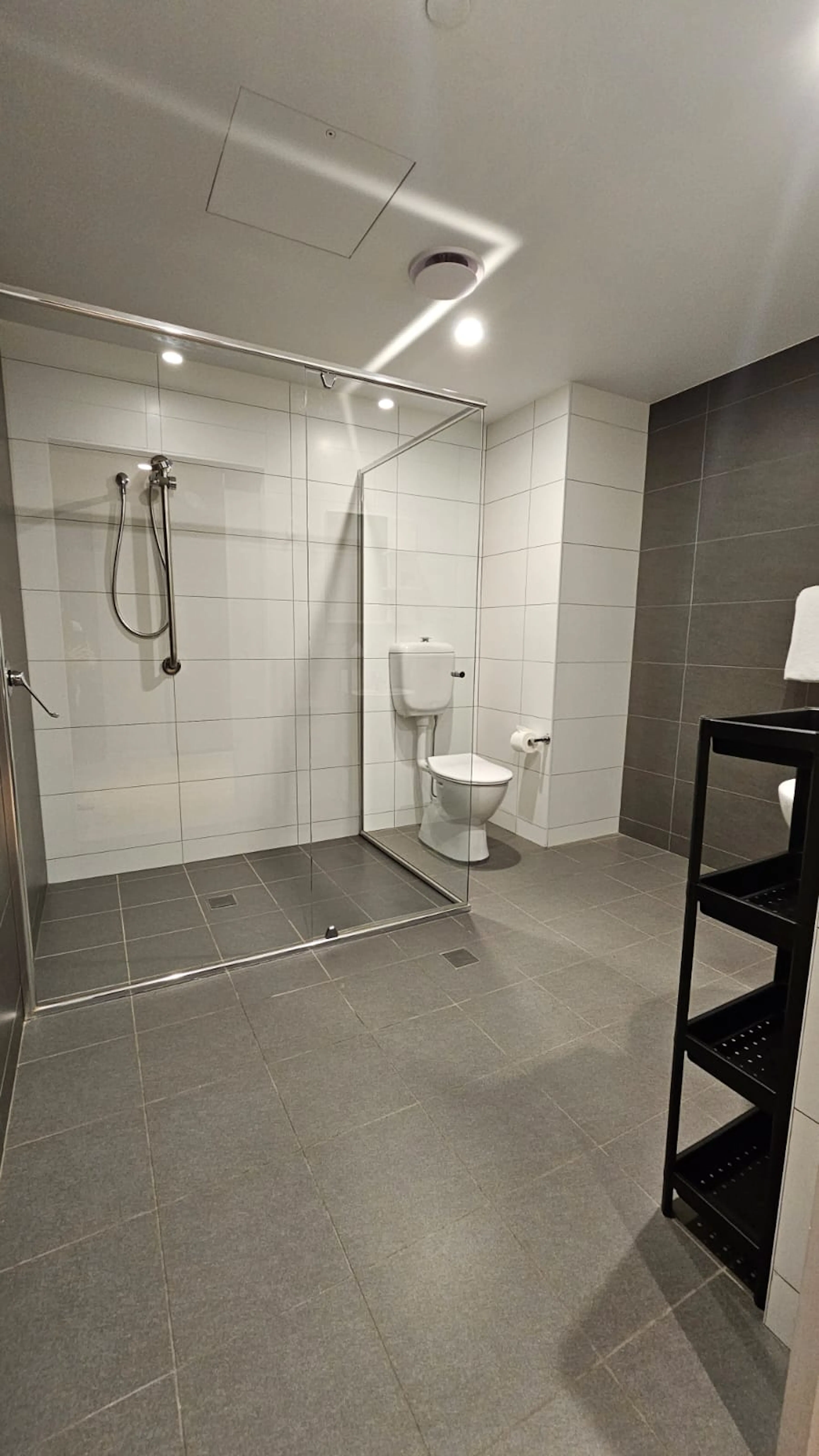 Twin Studio BATHROOM 3