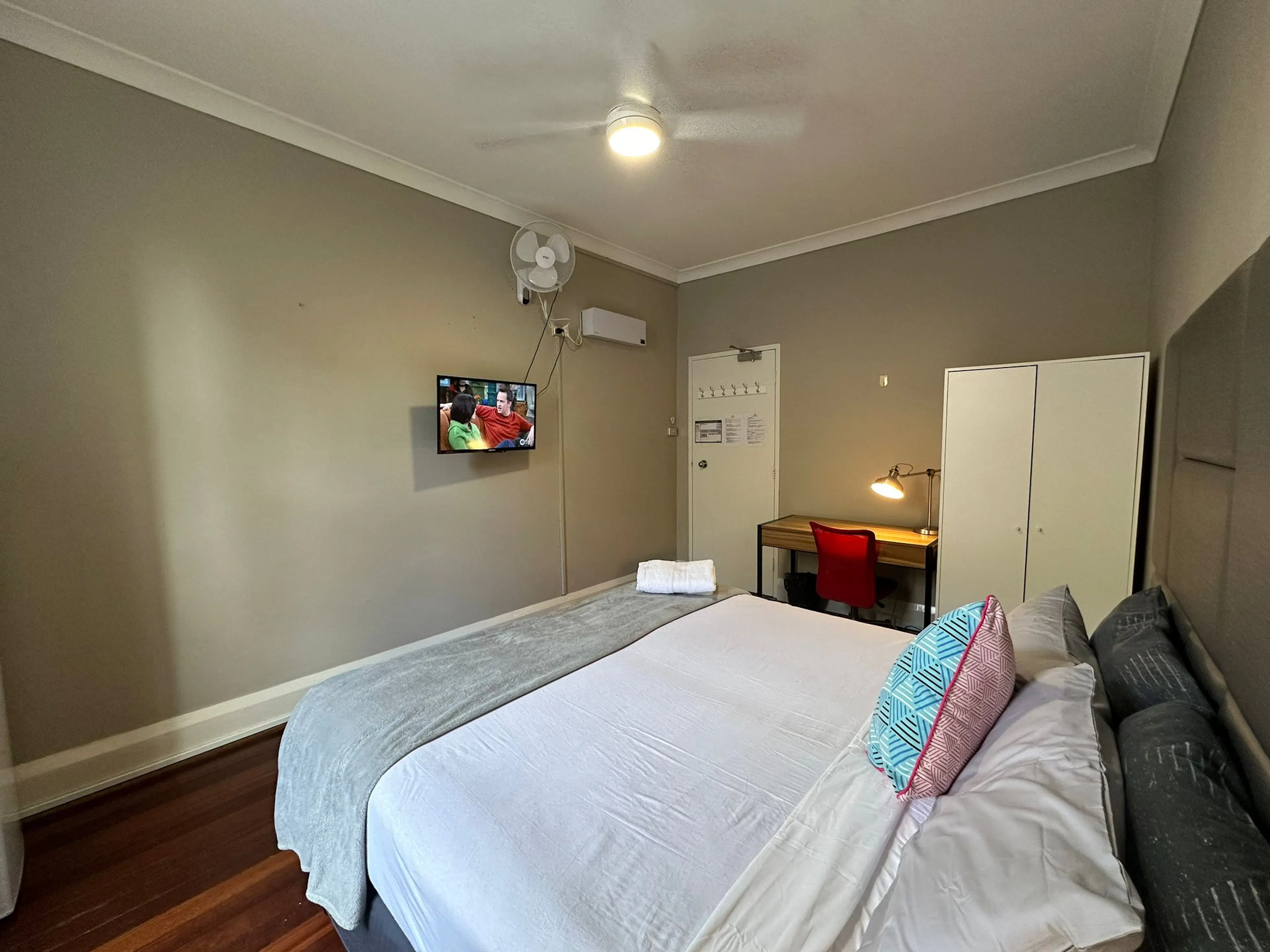 Twin Room - King Bed ROOM 2