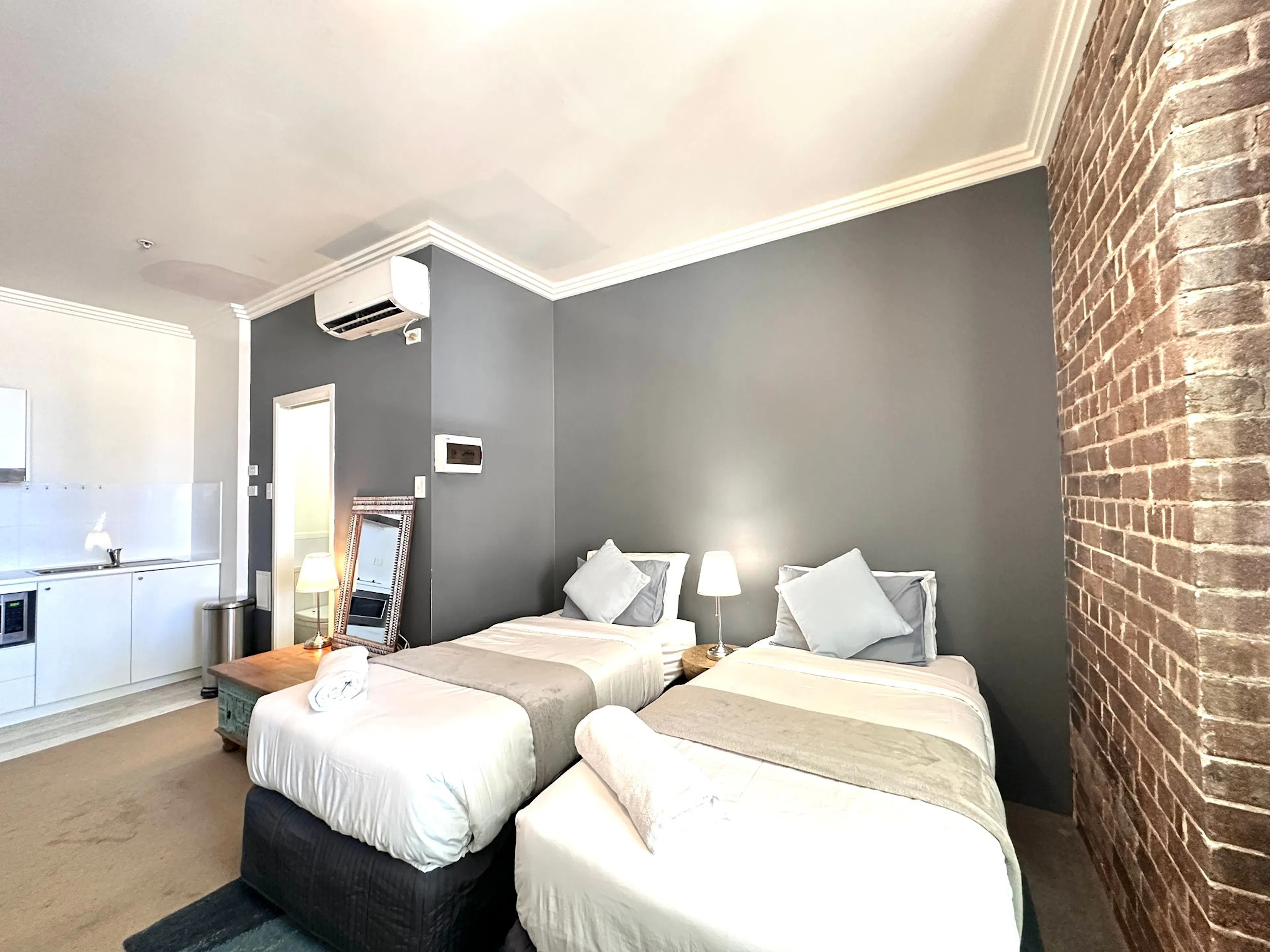 Studio Room ROOM 2