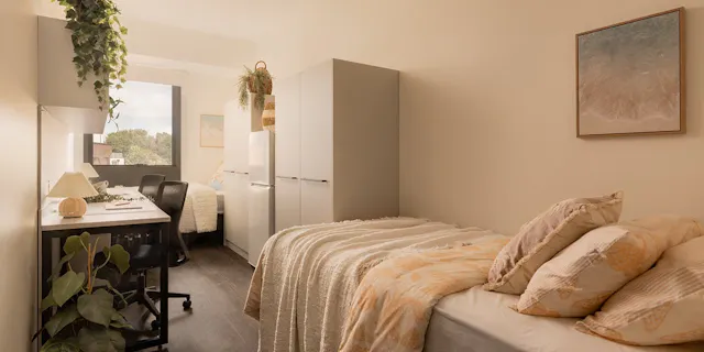 Twin Bedroom with Ensuite room image 1