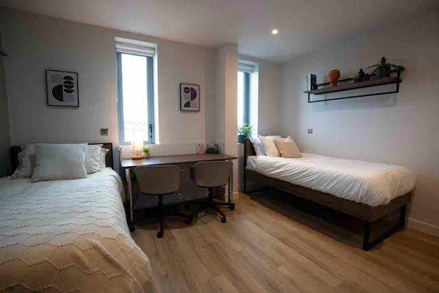 Twin En suite Shared room image 1