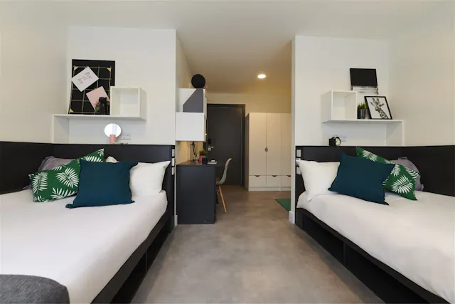 Twin En-suite room image 1