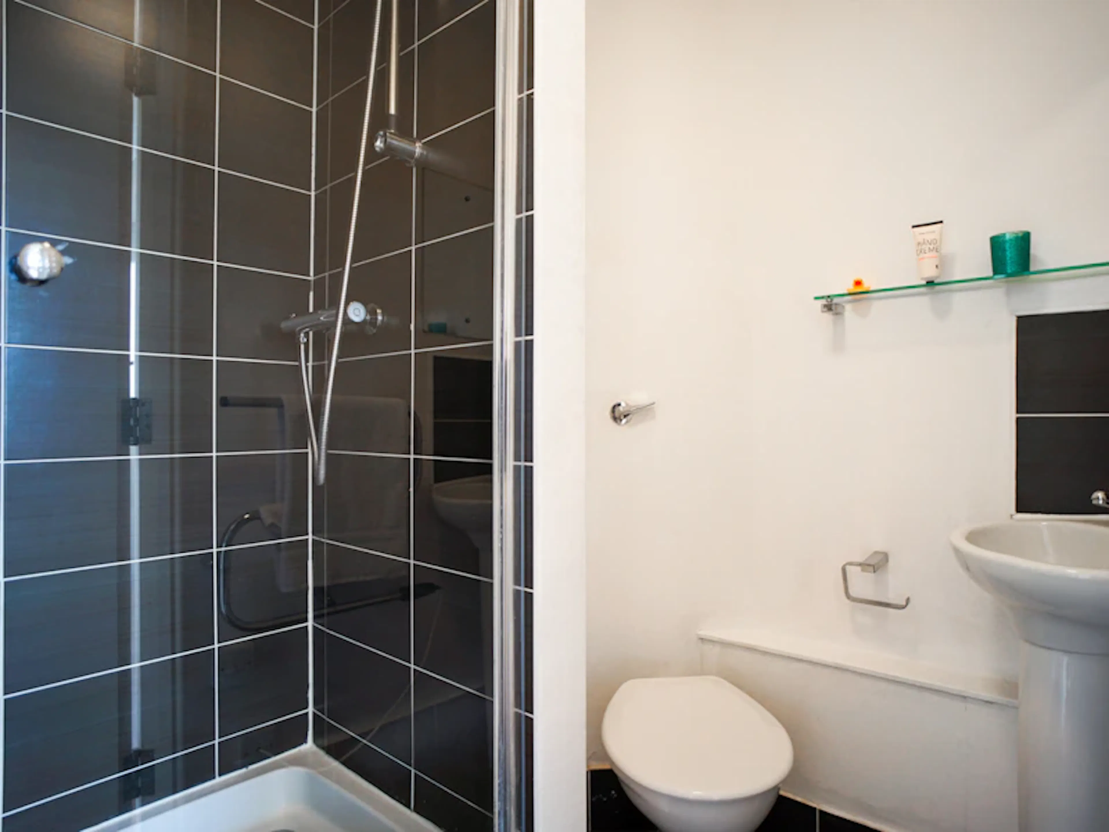 Twin Ensuite BATHROOM 1