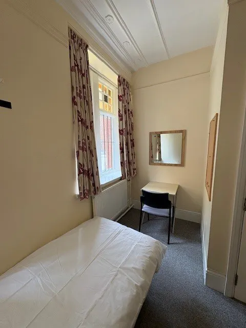 Twin Room room image 4