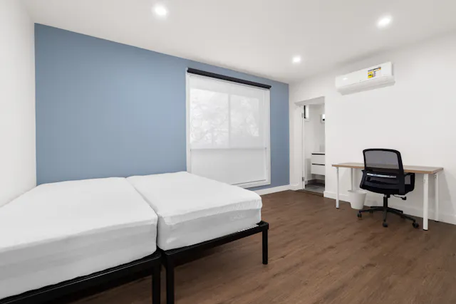 Twin Ensuite Room room image 2