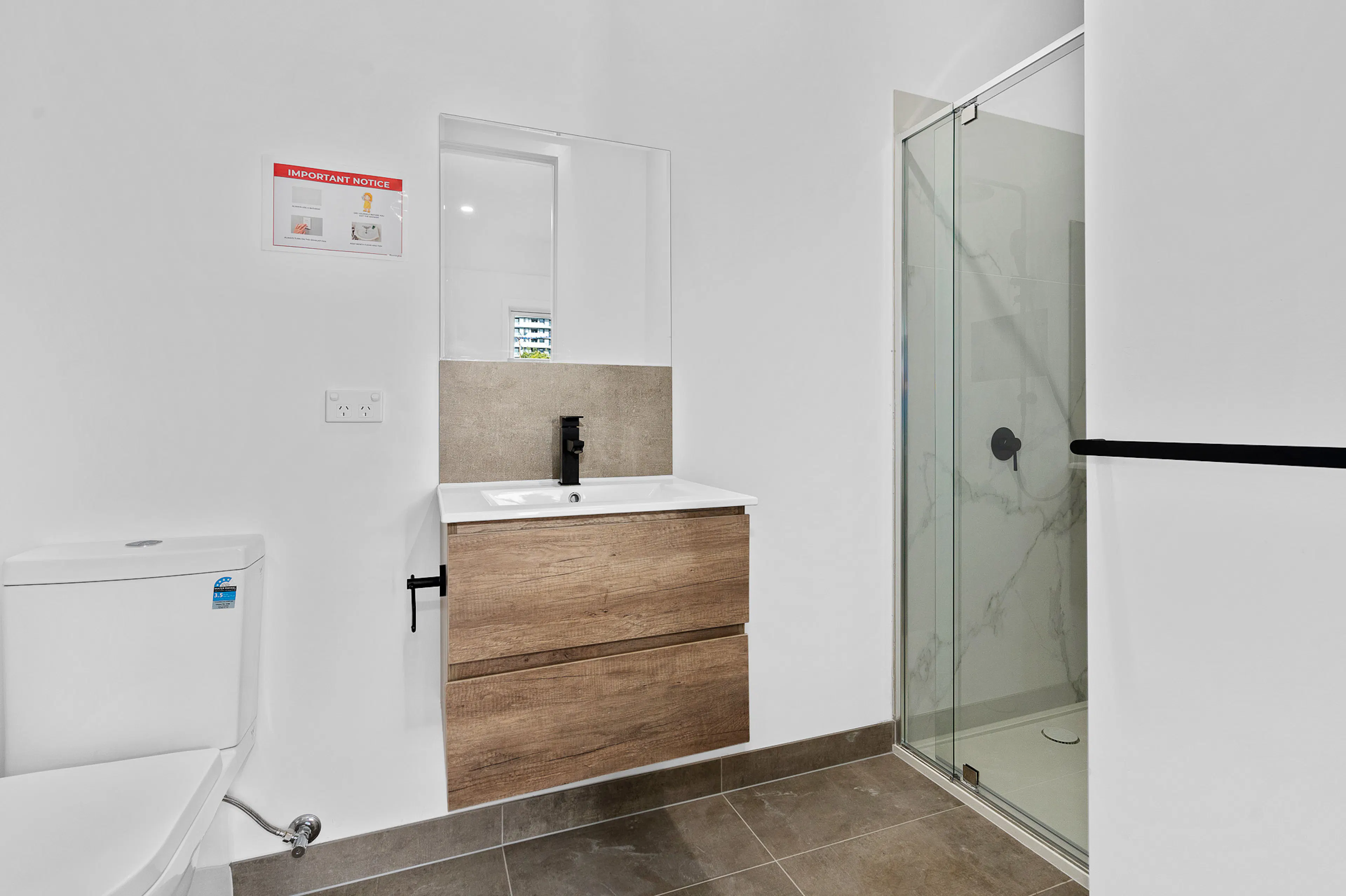 Twin Room - Ensuite BATHROOM 3