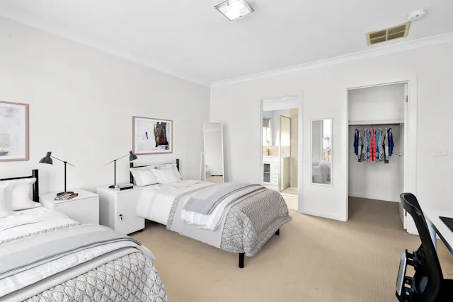 Twin Ensuite Room room image 2