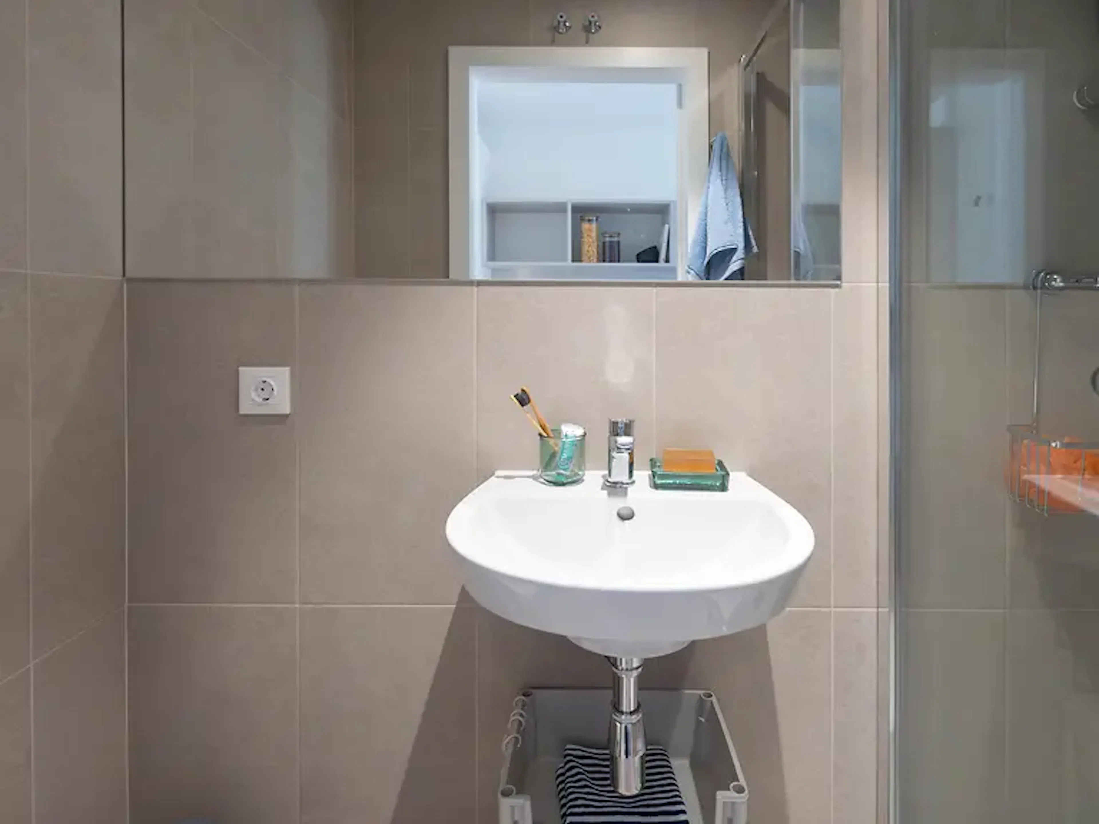 Twin Room BATHROOM 4