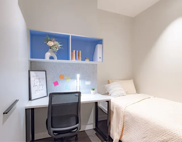 Twin Studio Silver room image 1