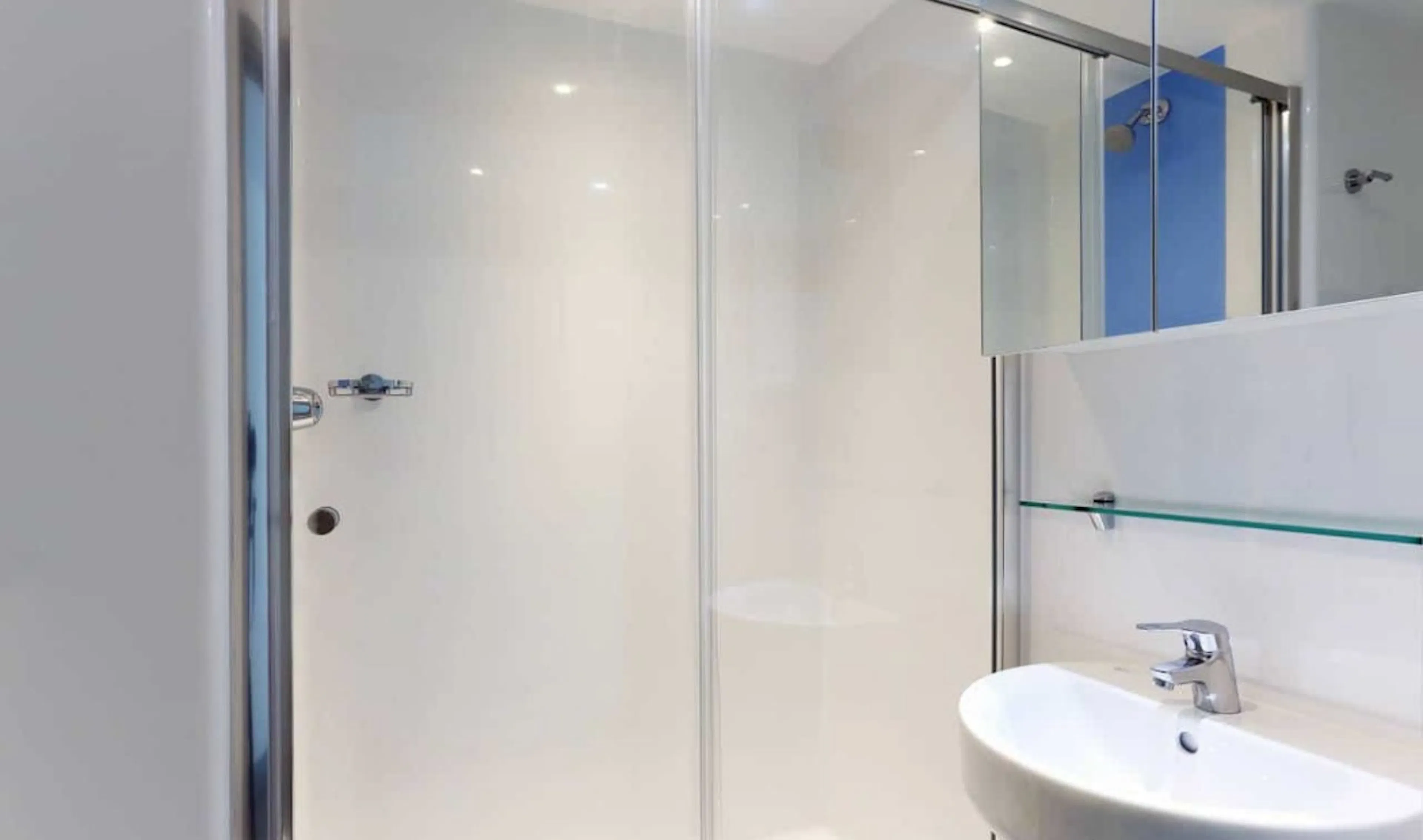 Twin Studio BATHROOM 1