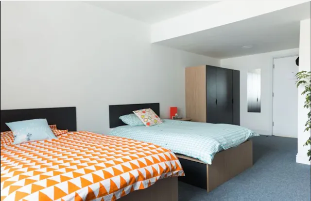 Twin ensuite room image 1