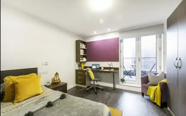 Two Bed Apartment room image 4