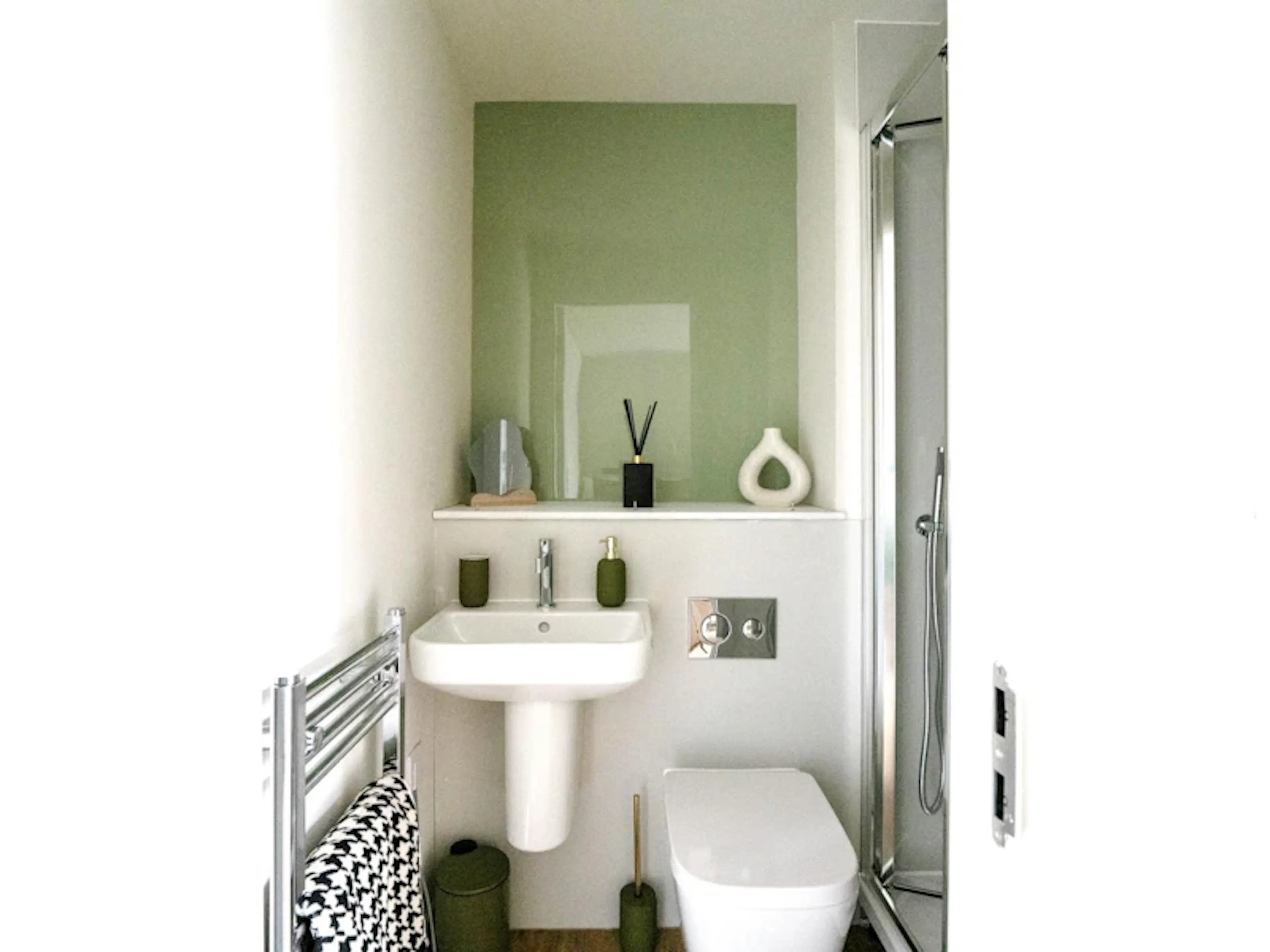 Two-Bed Apartment BATHROOM 3