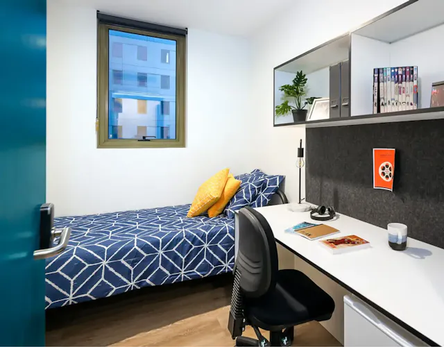Two Bedroom Apartment Silver room image 1